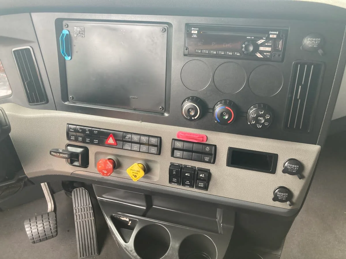 2021 Freightliner Cascadia in Springfield, MA — photo 13