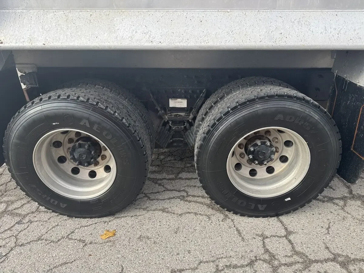 2018 International HX - image 8