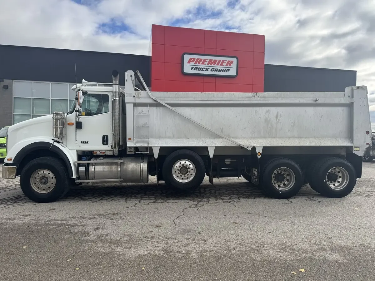 2018 International HX - image 2