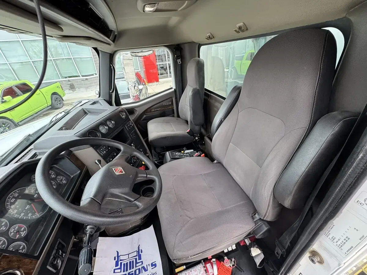 2018 International HX - image 23