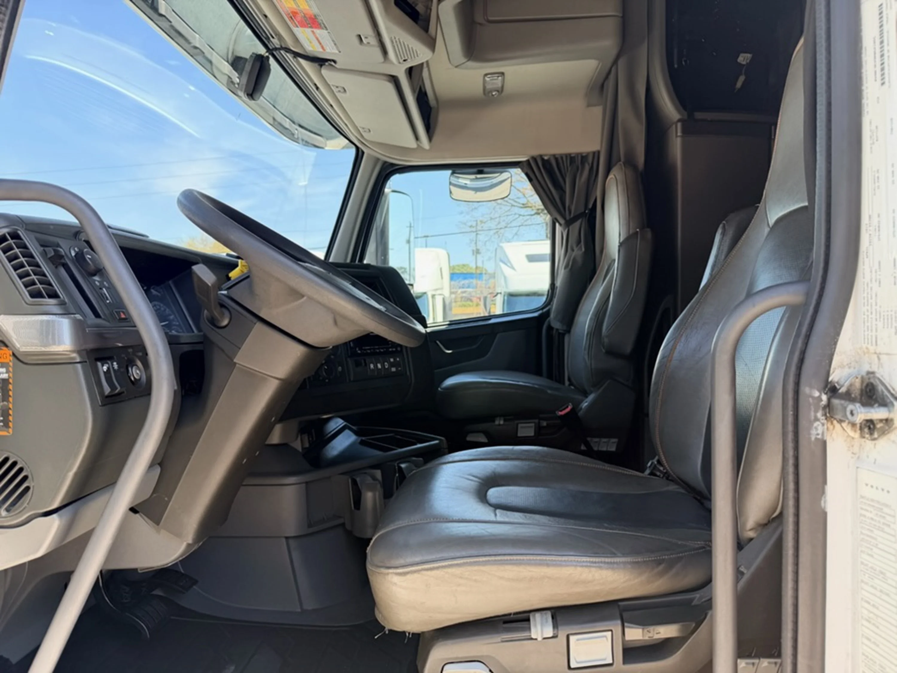 2024 Volvo VNL 860 - image 7