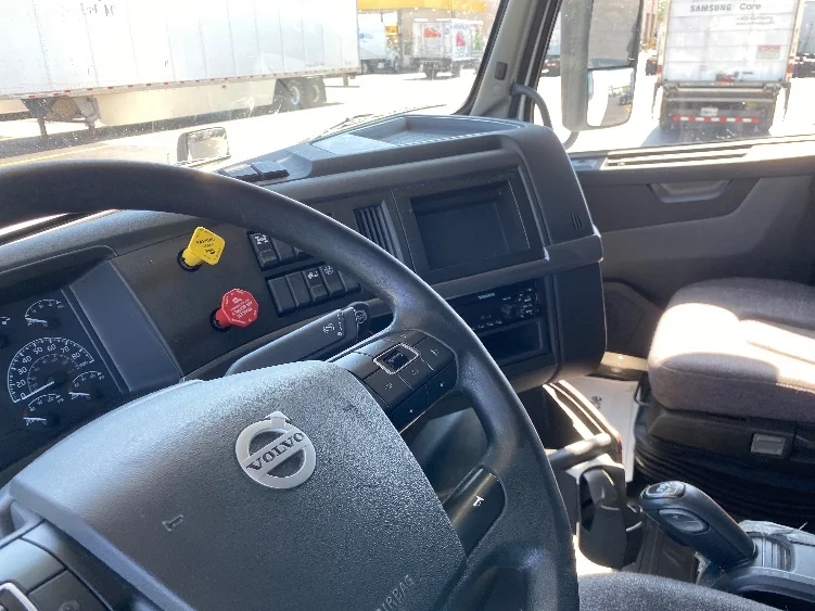 2022 Volvo VNL 760 in Chicago (Melrose Park), IL — photo 10