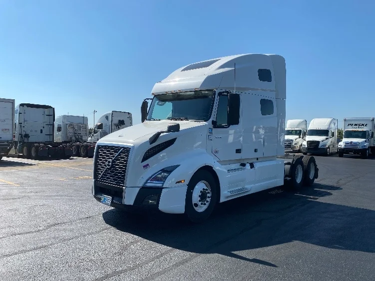 2022 Volvo VNL 760 in Chicago (Melrose Park), IL — photo 3