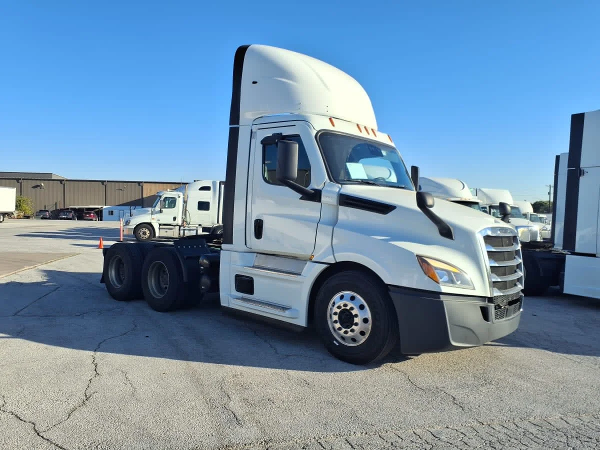2022 Freightliner Cascadia - image 3