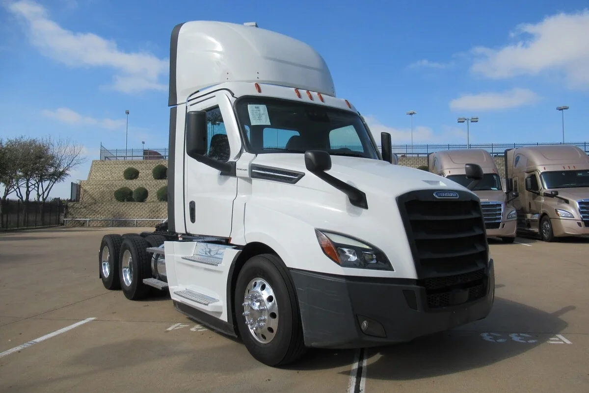 2023 Freightliner Cascadia - image 2