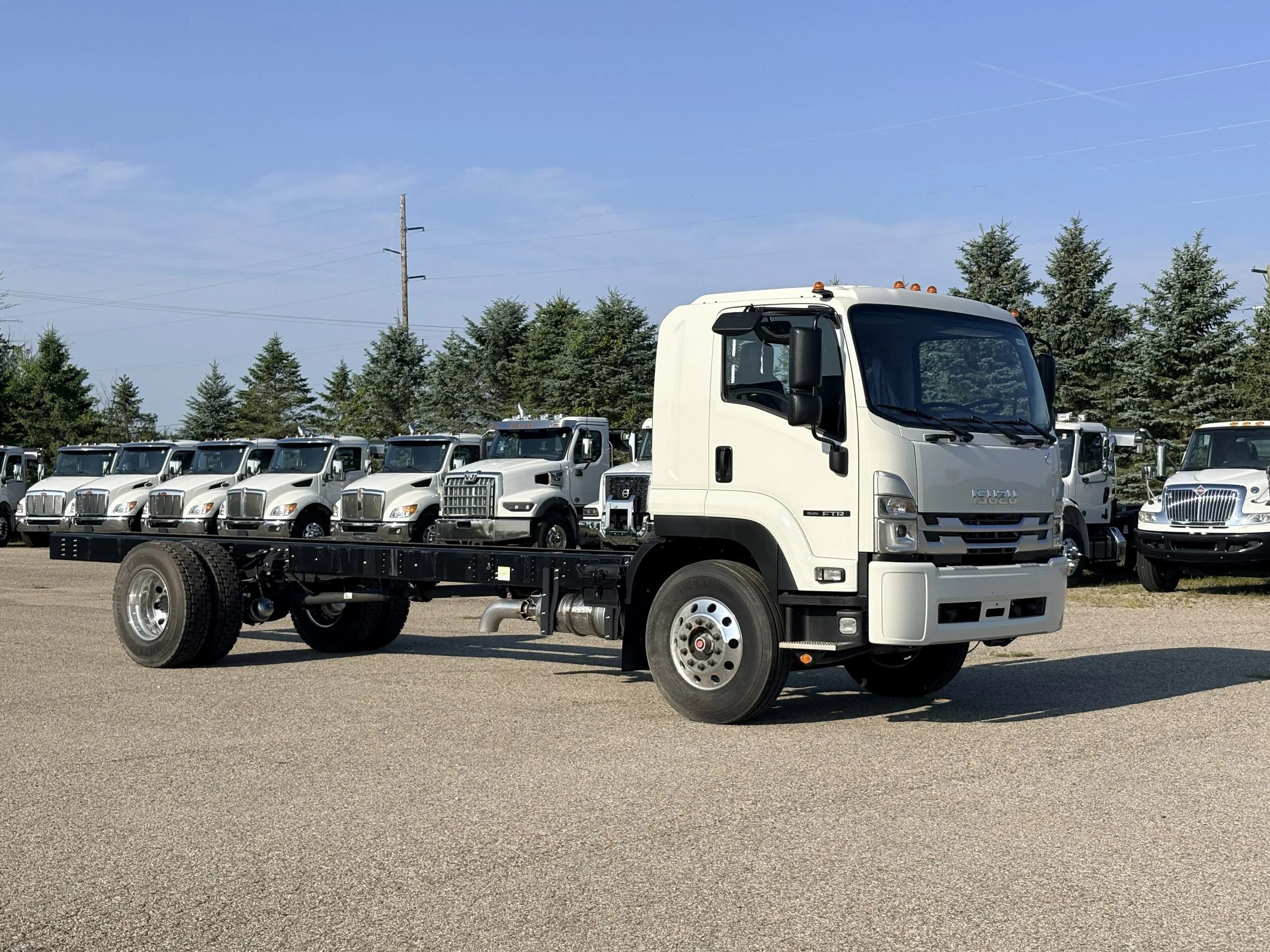 2025 Isuzu FTR — photo 3