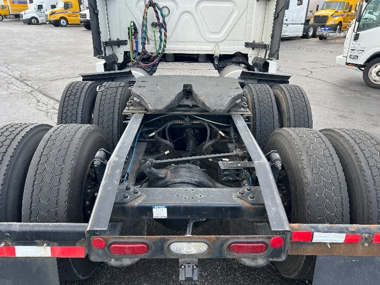 2022 Freightliner Cascadia in Sturtevant, WI — photo 6