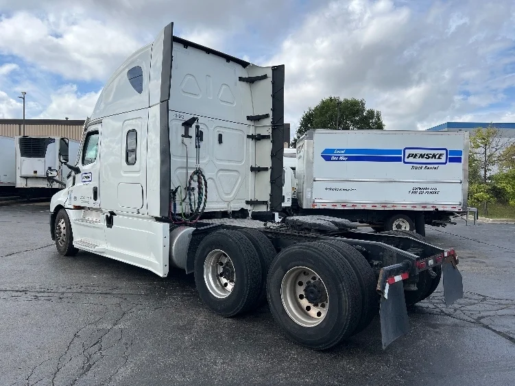 2022 Freightliner Cascadia in Sturtevant, WI — photo 5