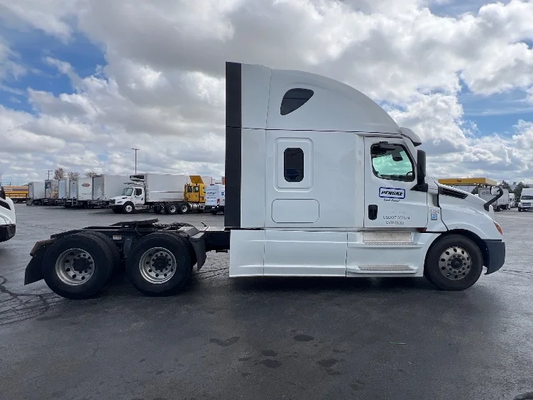 2022 Freightliner Cascadia in Sturtevant, WI — photo 8