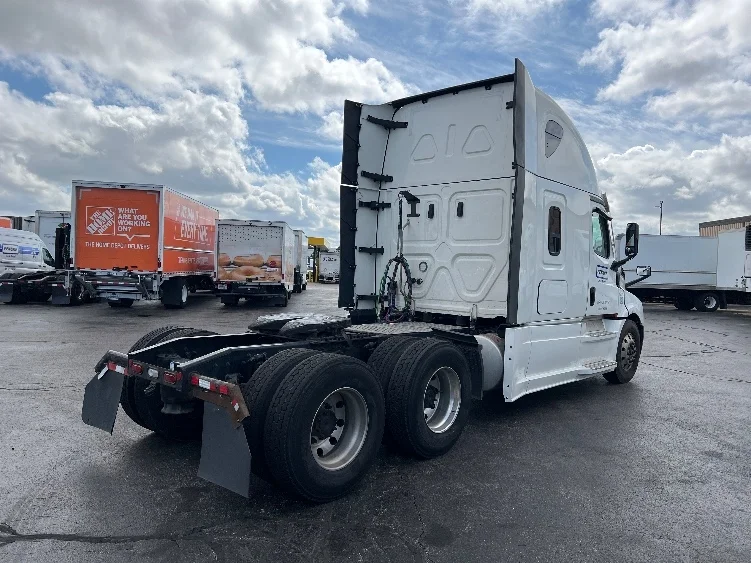 2022 Freightliner Cascadia in Sturtevant, WI — photo 7