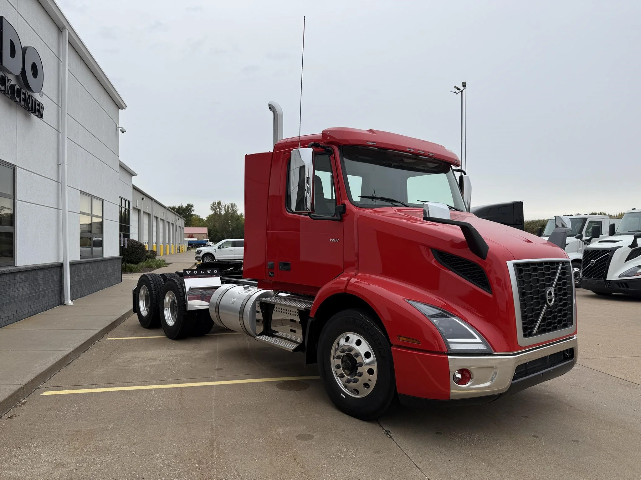 2026 Volvo VNR 640 — photo 3