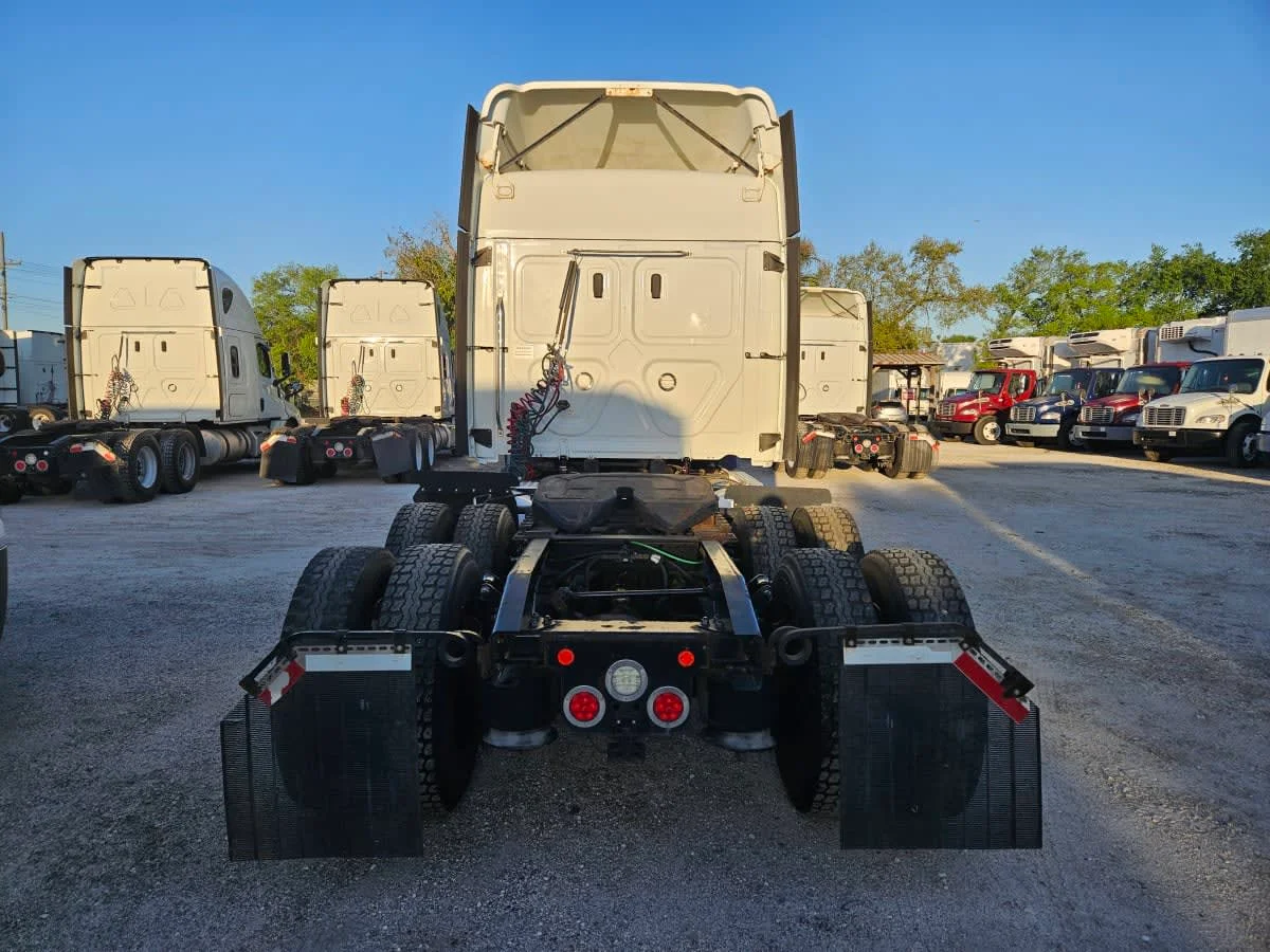 2020 Freightliner Cascadia in Orlando, FL — photo 5