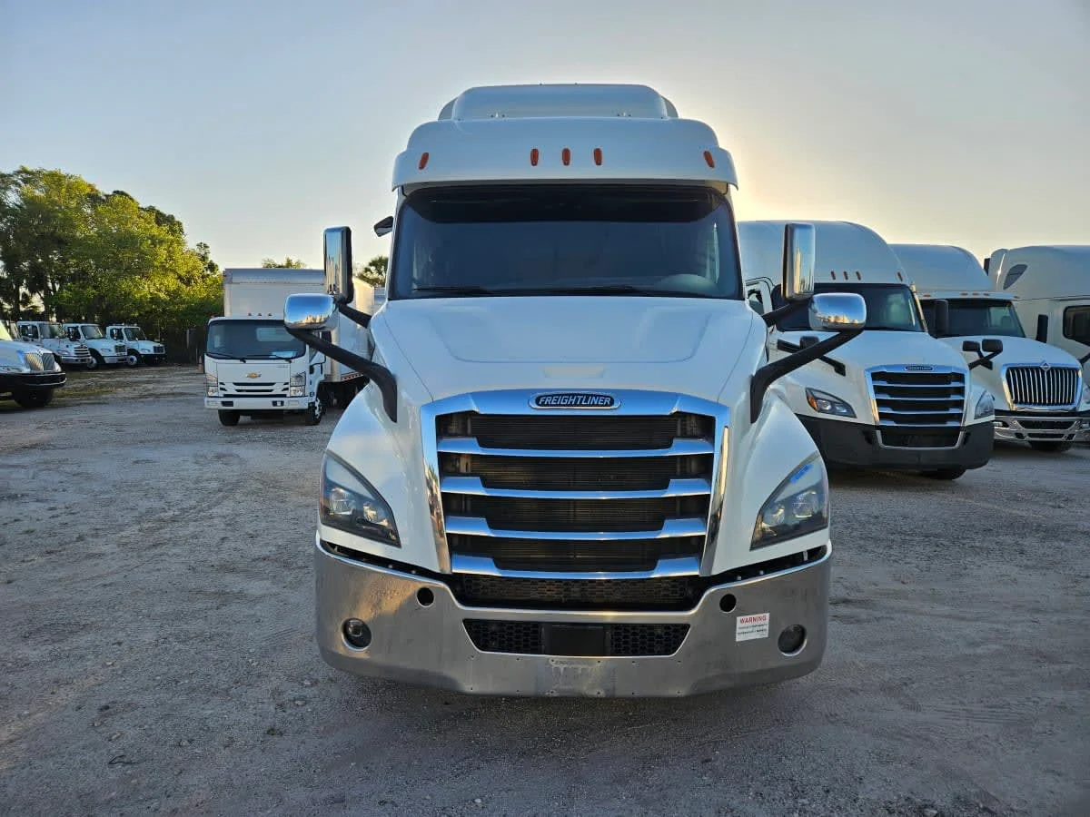 2020 Freightliner Cascadia in Orlando, FL — photo 2