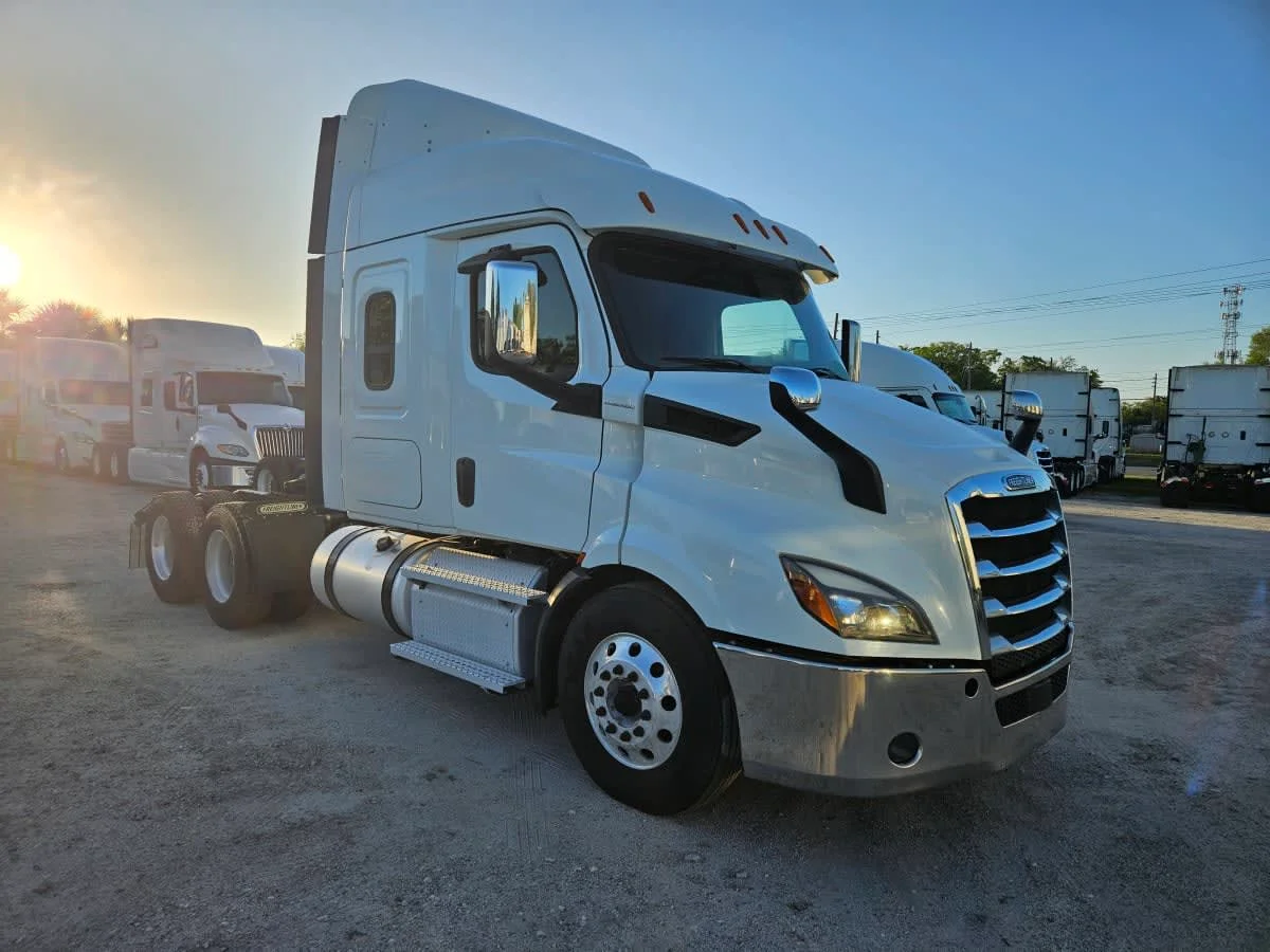 2020 Freightliner Cascadia in Orlando, FL — photo 3