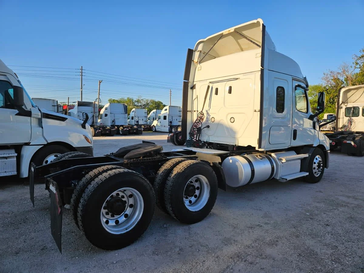 2020 Freightliner Cascadia in Orlando, FL — photo 4