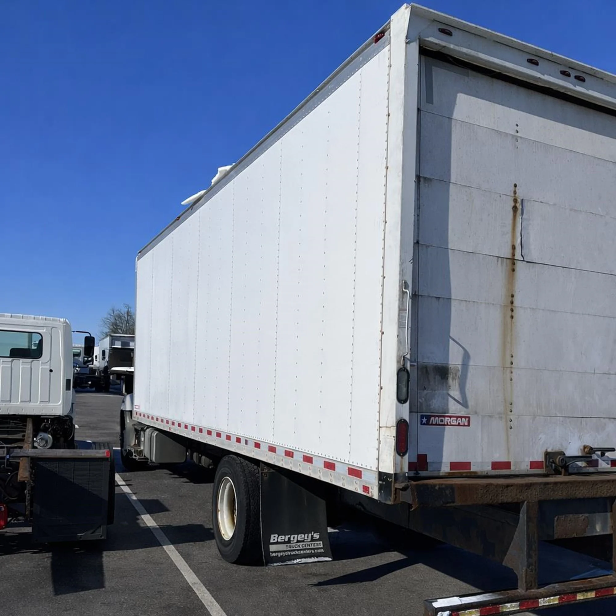 2015 Hino 268 - image 4