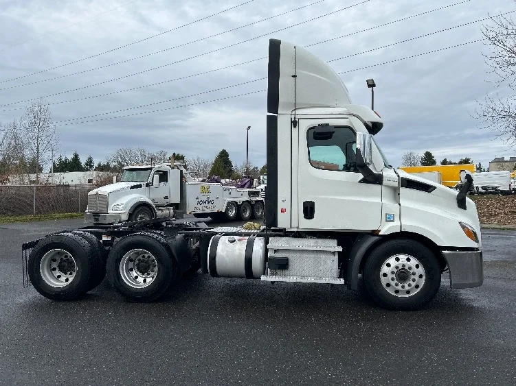 2021 Freightliner Cascadia in Clackamas, OR — photo 8