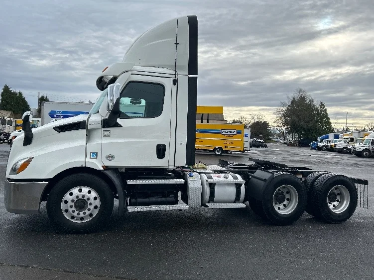 2021 Freightliner Cascadia in Clackamas, OR — photo 4