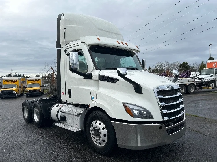 2021 Freightliner Cascadia in Clackamas, OR