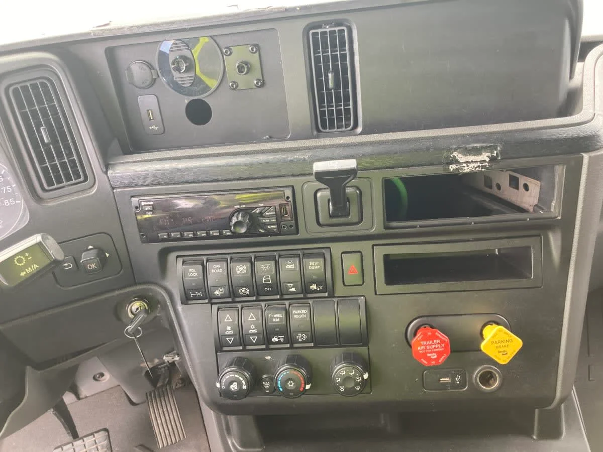 2020 International LT - image 12