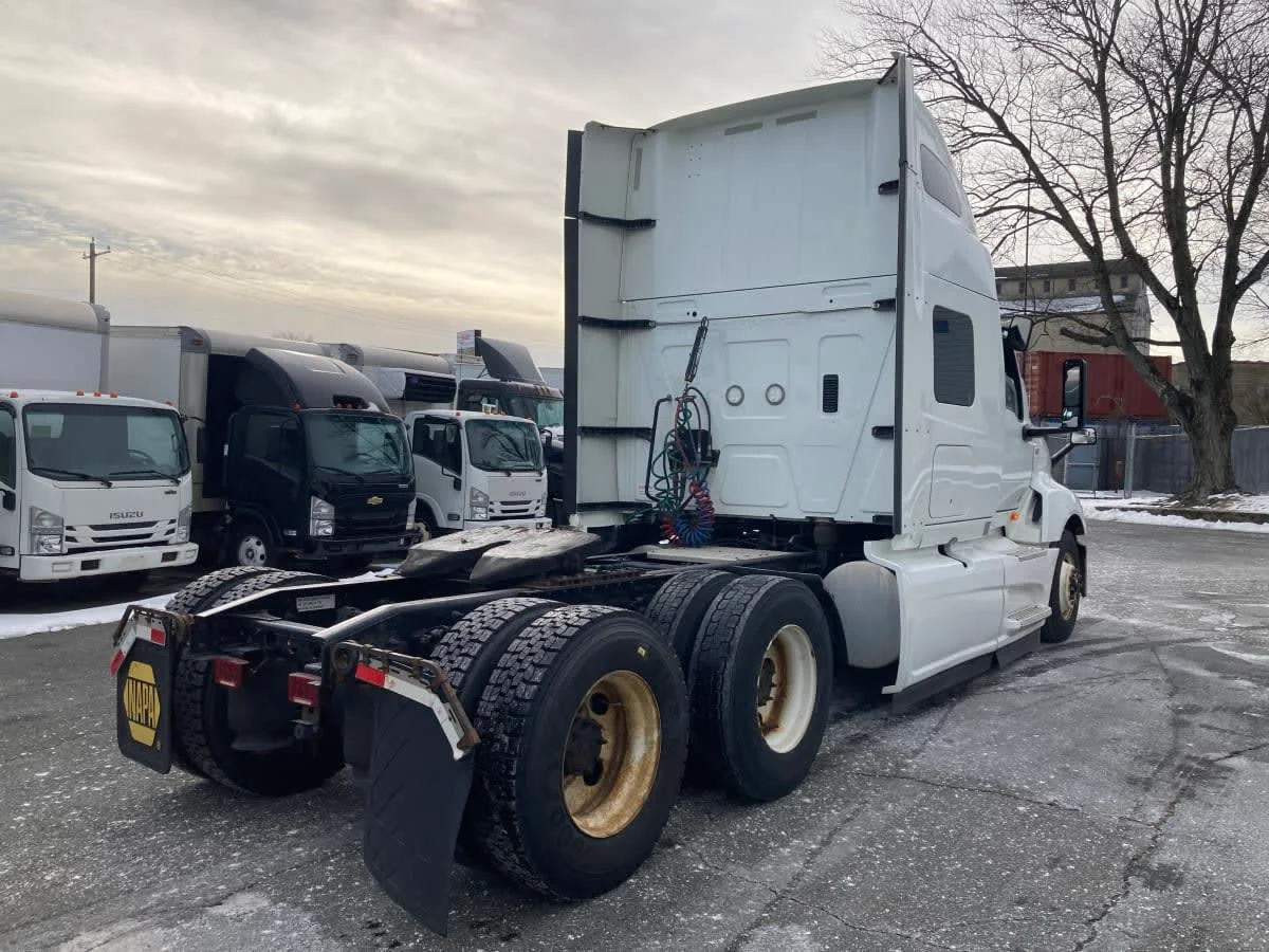 2020 International LT - image 4