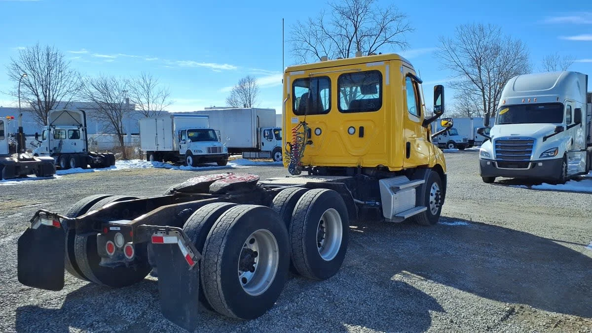 2020 Freightliner Cascadia - image 4
