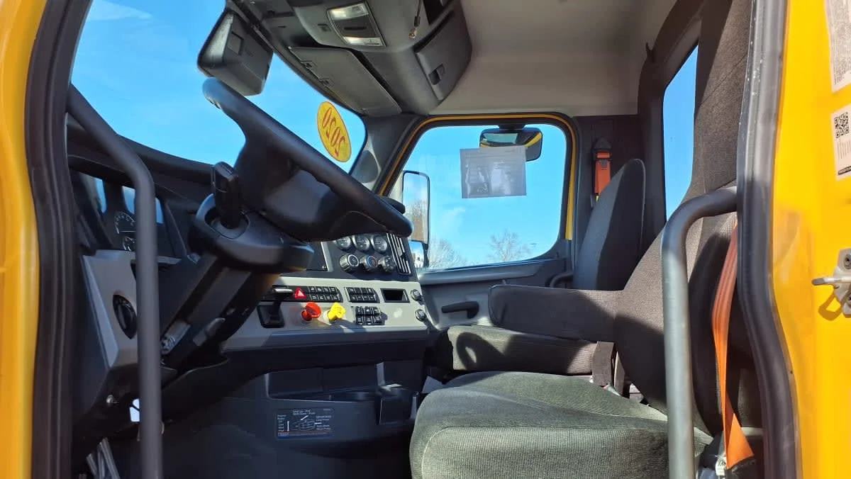 2020 Freightliner Cascadia - image 7