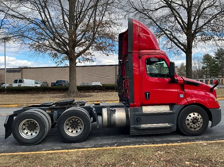2019 Freightliner Cascadia - image 8