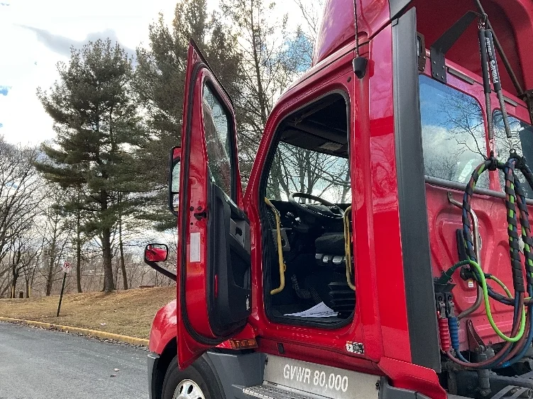 2019 Freightliner Cascadia - image 9