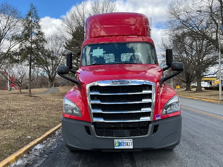 2019 Freightliner Cascadia - image 2