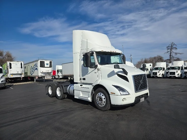 2020 Volvo VNR 640 in West Sacramento, CA