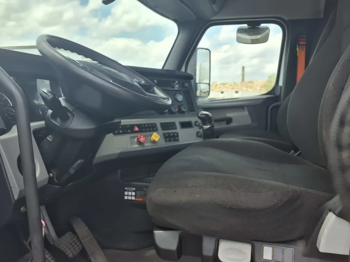2021 Freightliner Cascadia in Taylor, MI — photo 7