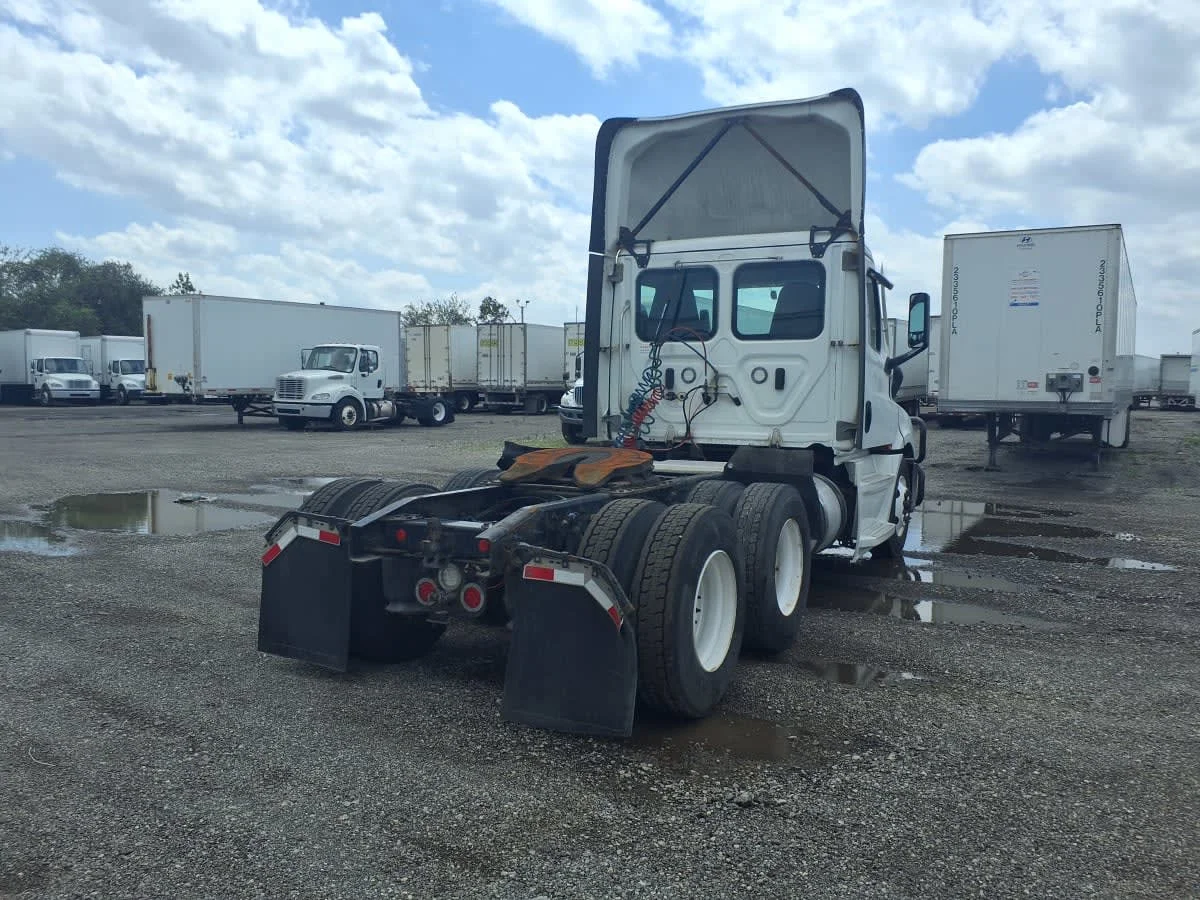 2021 Freightliner Cascadia in Taylor, MI — photo 4