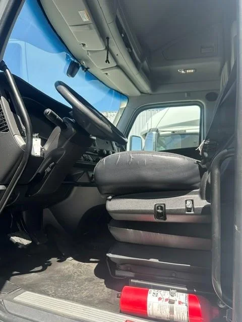 2023 Kenworth T680 — photo 7