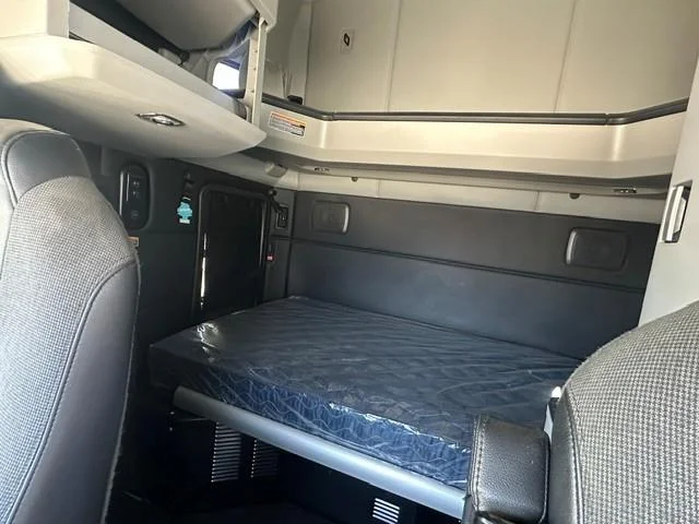 2023 Kenworth T680 — photo 13