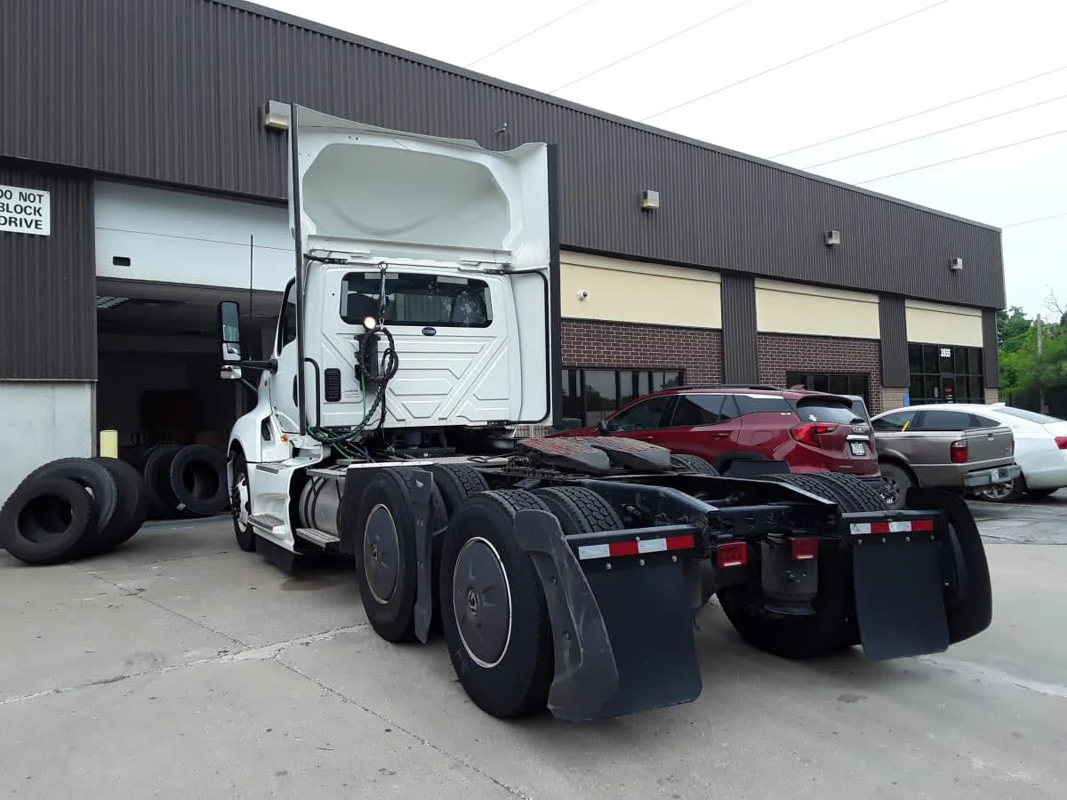 2022 International LT in Kansas City, MO — photo 6