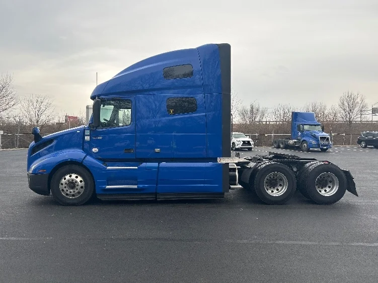 2020 Volvo VNL 760 - image 4