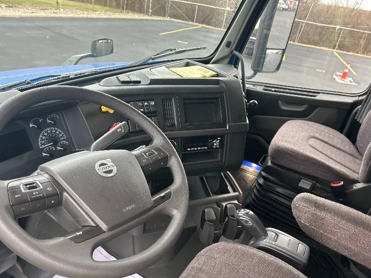 2020 Volvo VNL 760 - image 10