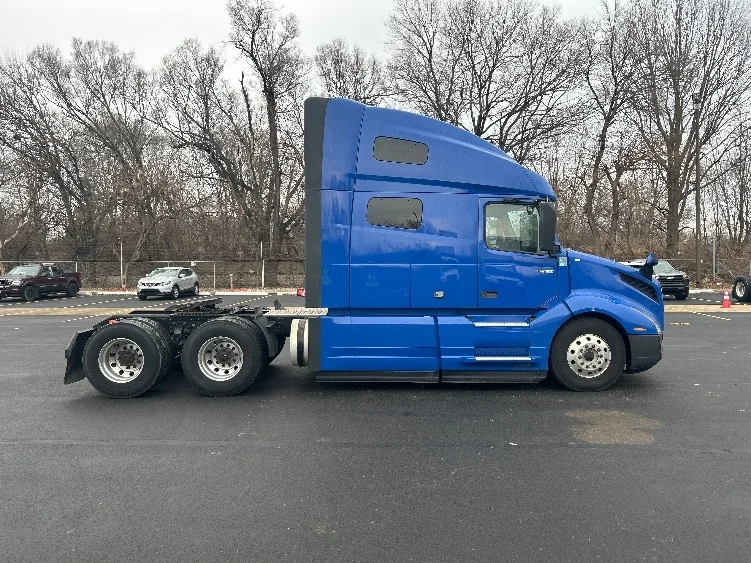 2020 Volvo VNL 760 - image 8