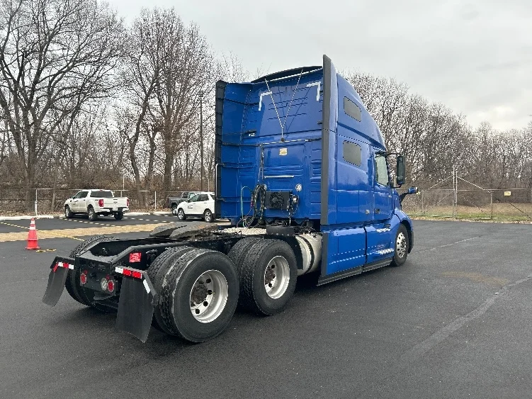 2020 Volvo VNL 760 - image 7