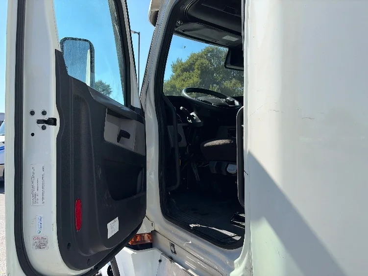 2022 Freightliner Cascadia - image 9