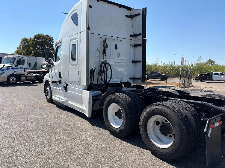 2022 Freightliner Cascadia - image 5