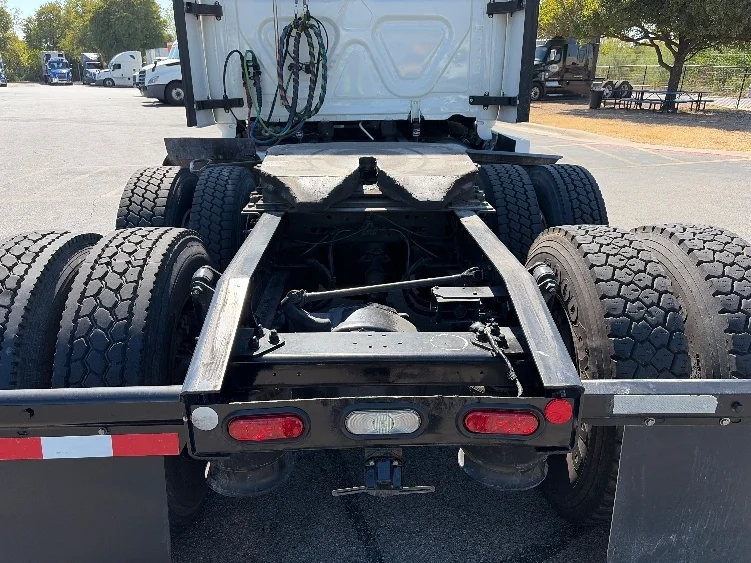 2022 Freightliner Cascadia - image 6