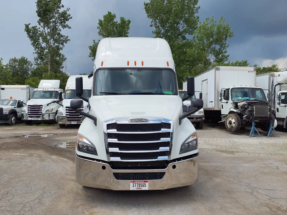 2020 Freightliner Cascadia - image 2