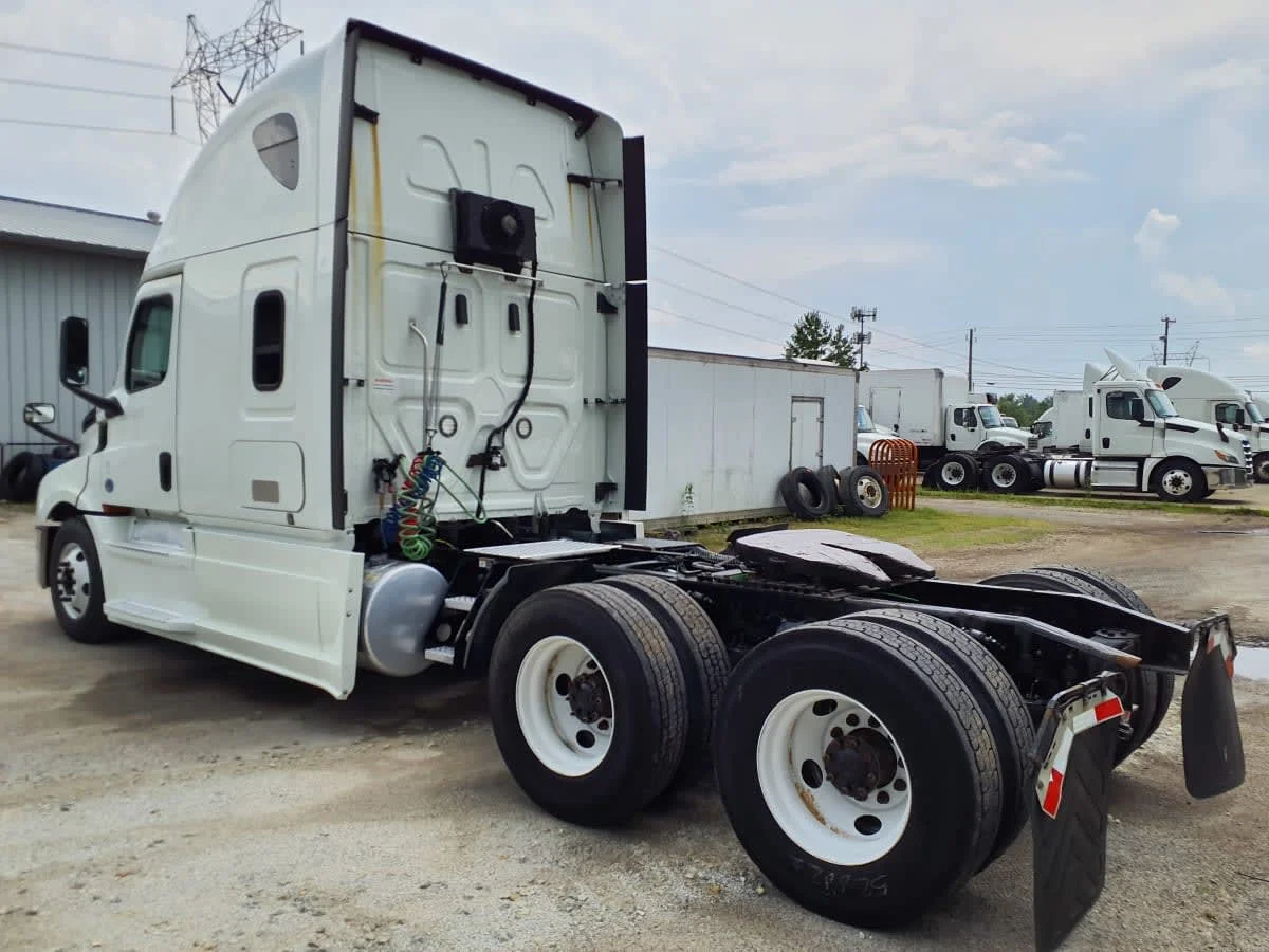 2020 Freightliner Cascadia - image 3