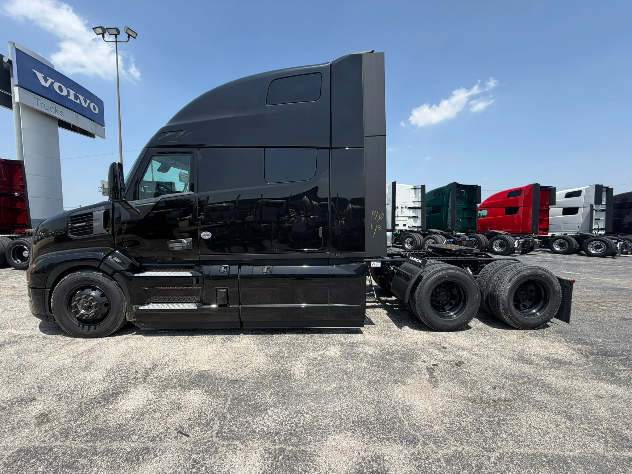 2027 Mack Pinnacle in Fort Worth, TX — photo 8