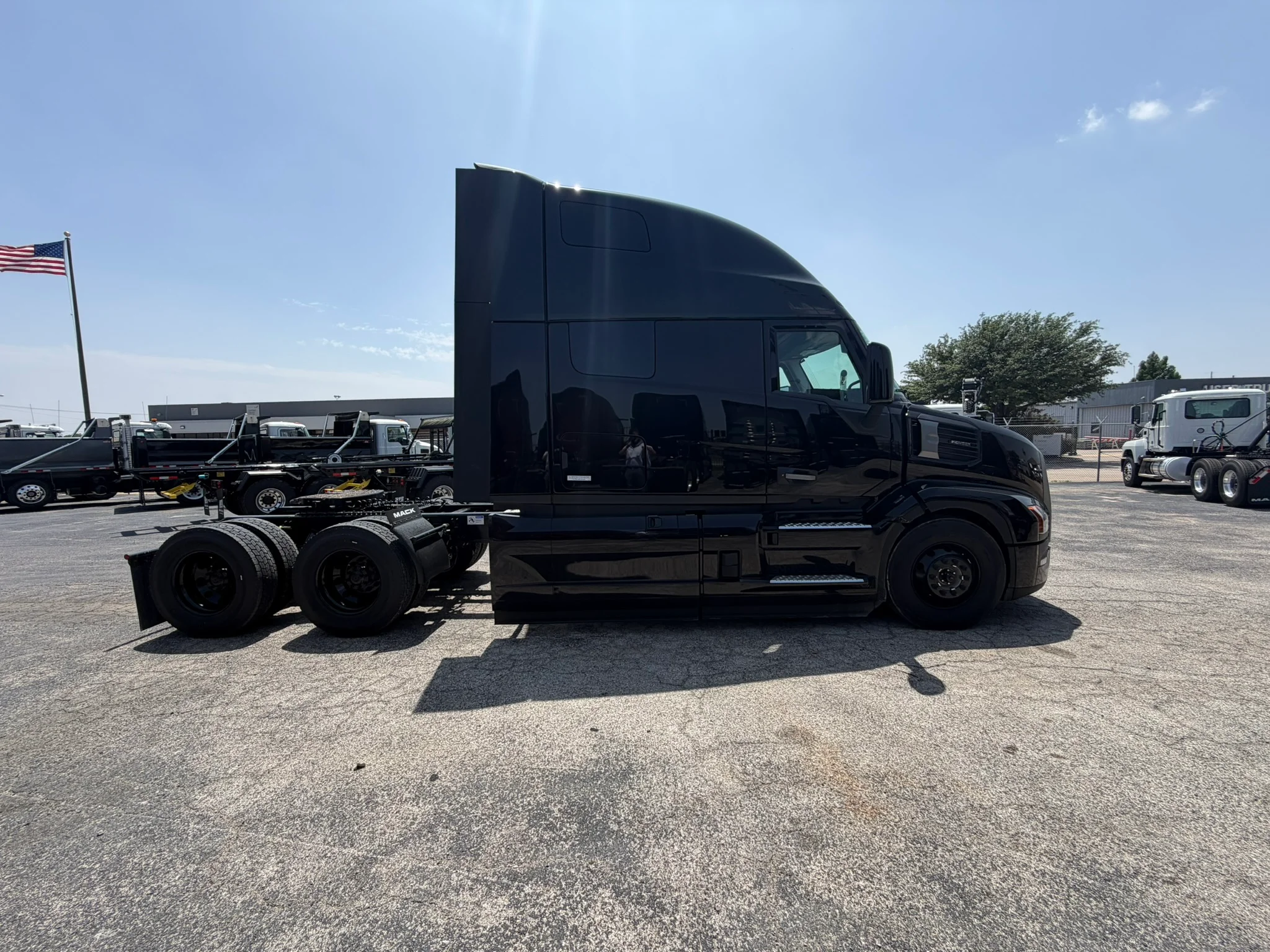 2027 Mack Pinnacle in Fort Worth, TX — photo 4
