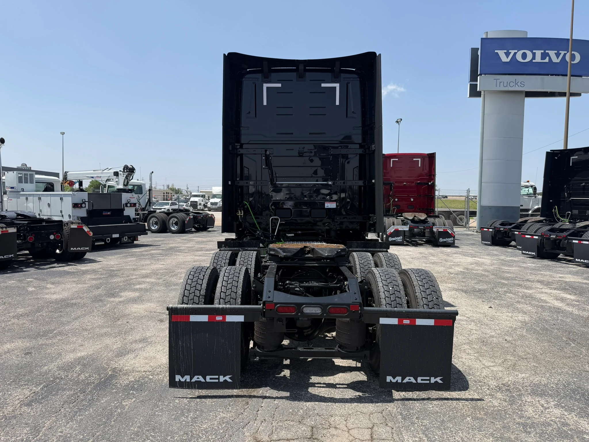 2027 Mack Pinnacle in Fort Worth, TX — photo 5