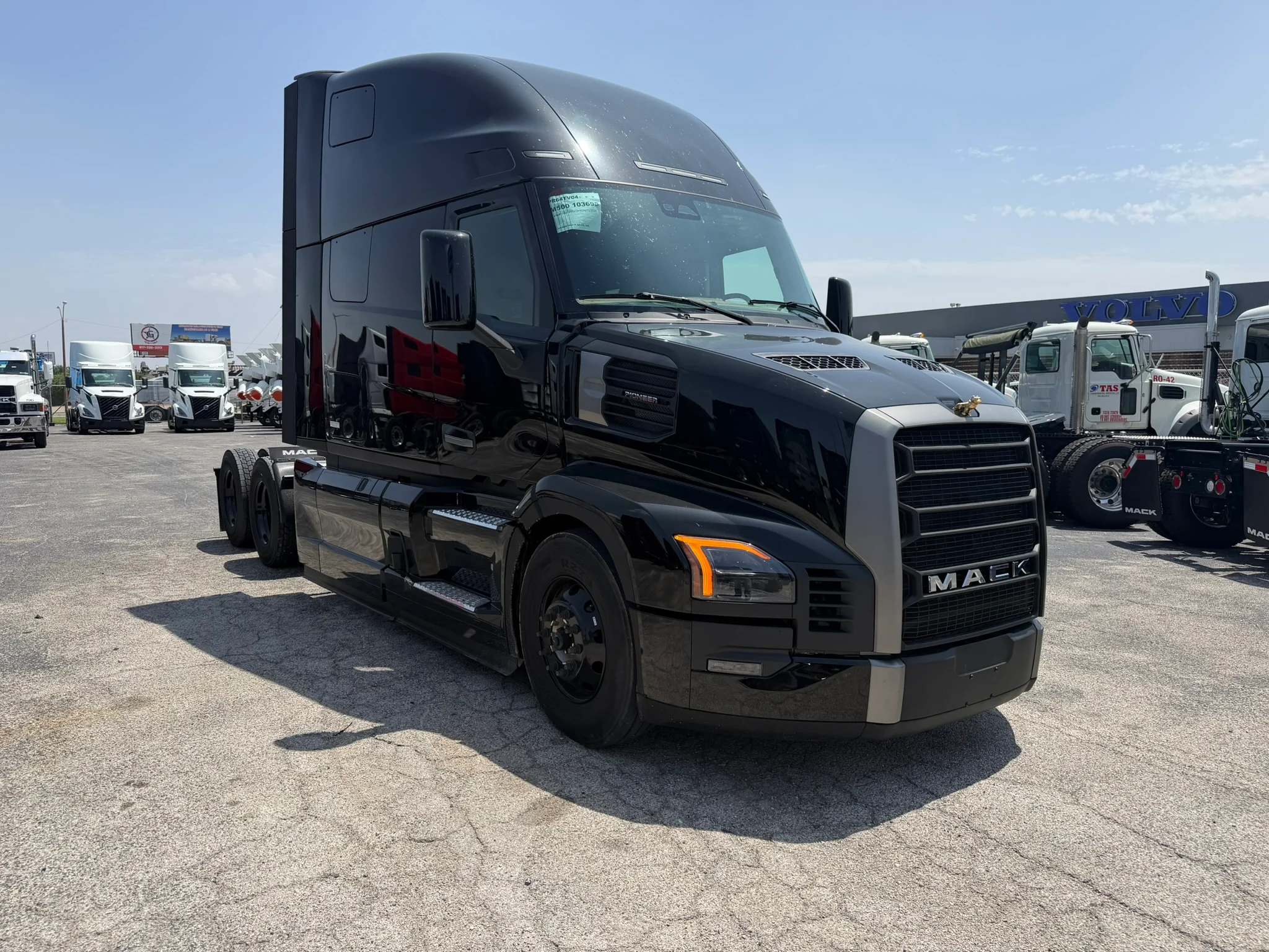 2027 Mack Pinnacle in Fort Worth, TX — photo 3