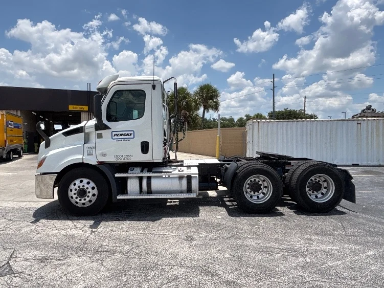 2020 Freightliner Cascadia in Orlando, FL — photo 4